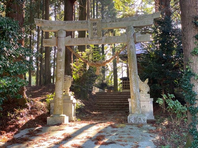 明神池名水公園群塚神社