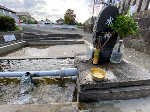 中無田熊野座神社の銘水